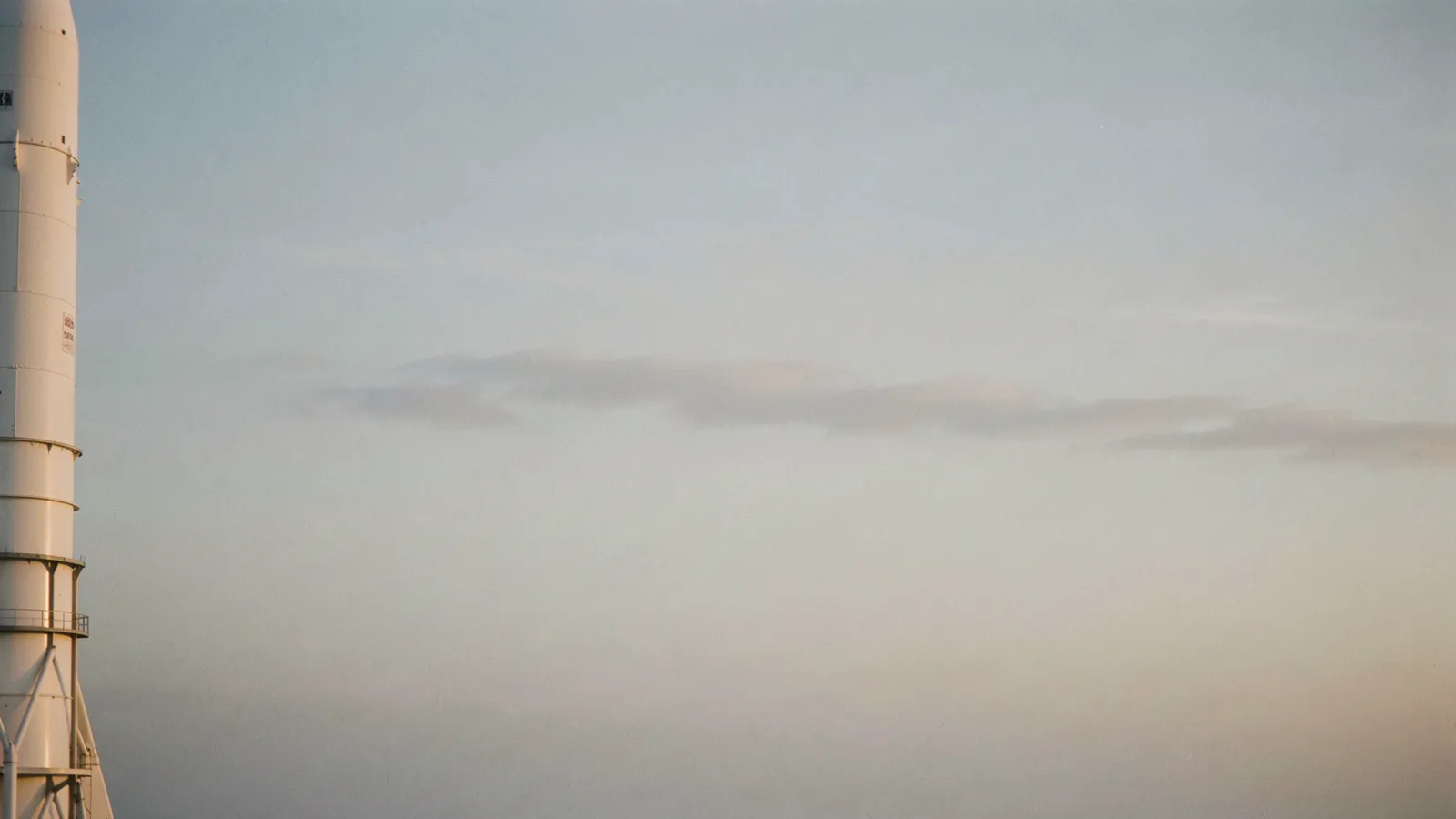 Céu pálido de amanhecer visto da torre de lançamento.