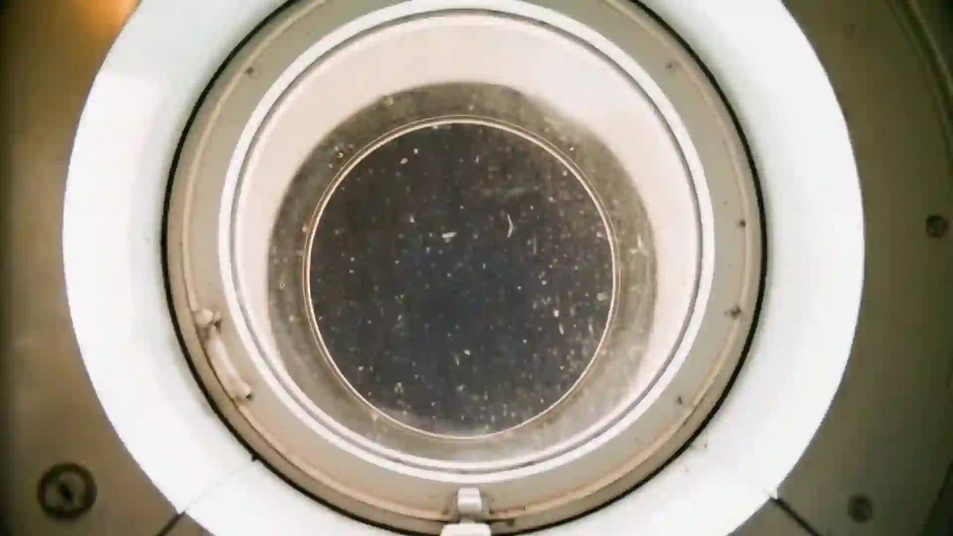 A câmera atravessa o vidro e o casco da nave aparece sobre a curva da Terra.