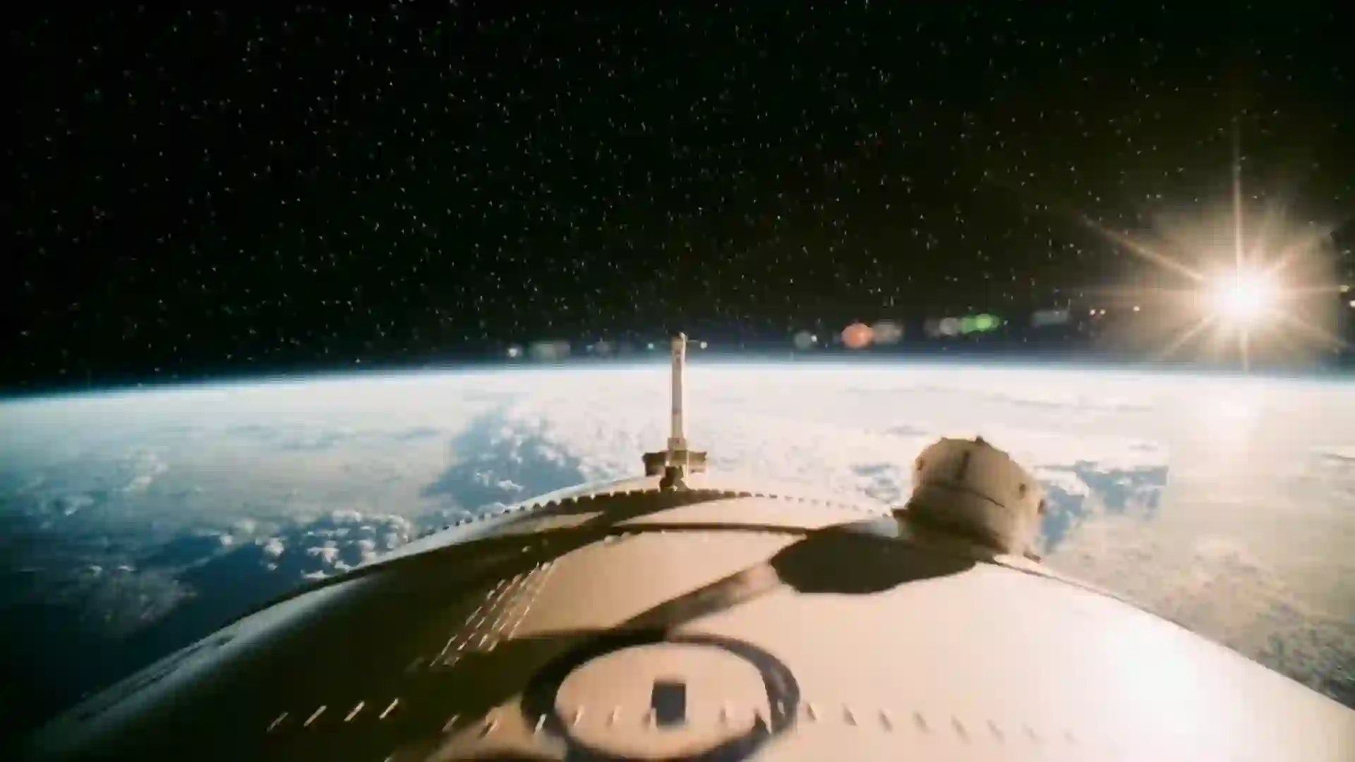 A nave sai do quadro e resta o campo de estrelas sobre o limbo do planeta.